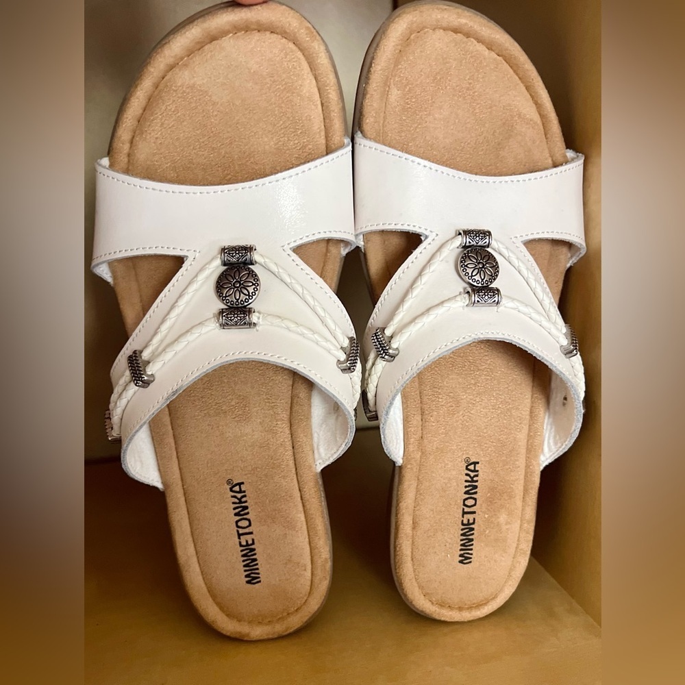 Minnetonka Women's Silverslide White Slide Sandals with Silver Metallic Accents - Picture 4 of 8